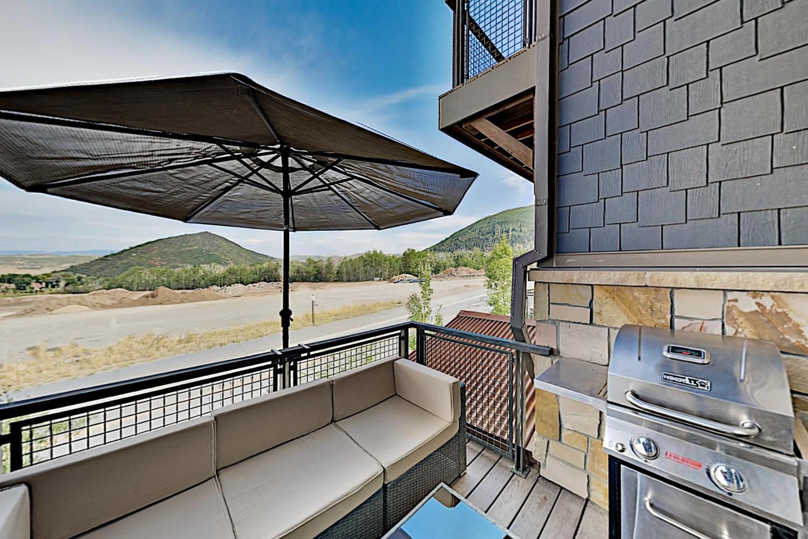 New Listing! Chic Townhome W/ Hot Tub, Near Skiing Townhouse Main image 1