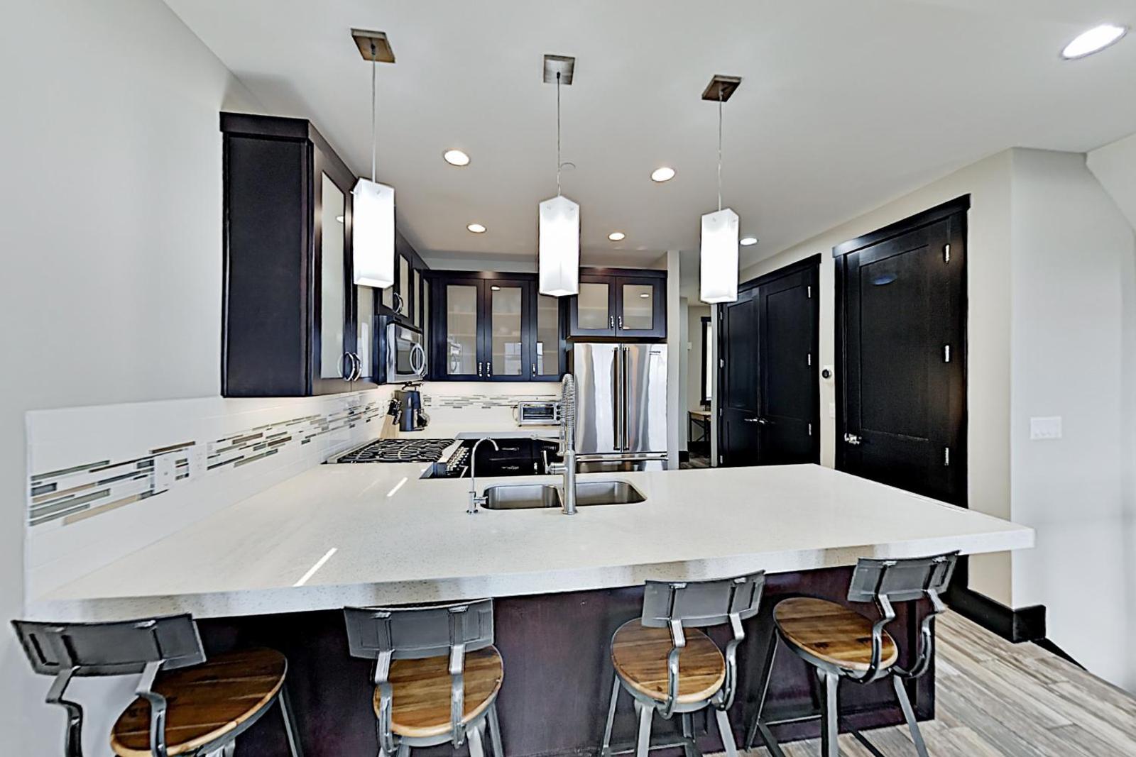 New Listing! Chic Townhome W/ Hot Tub, Near Skiing Townhouse Main image 2